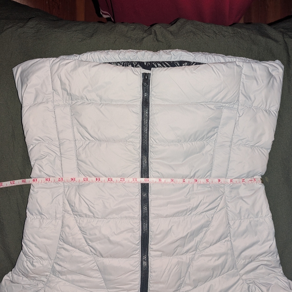 Canada Goose White Puffer Jacket with Hood. Note: This Jacket Runs Small. - Picture 10 of 11